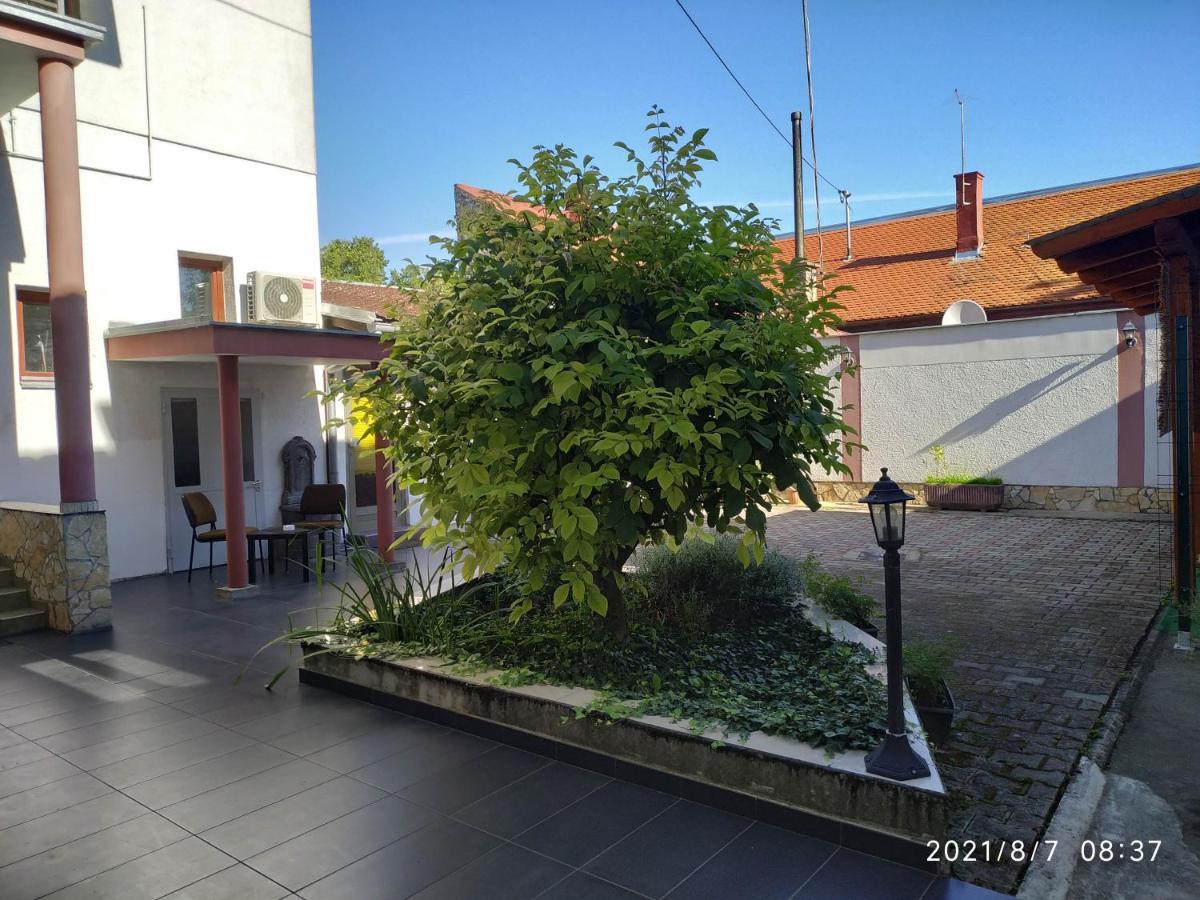 Apartman Tia โอซีเยก ภายนอก รูปภาพ